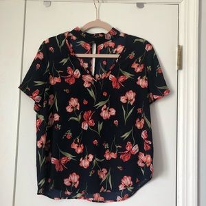 Floral top size medium 🌸
